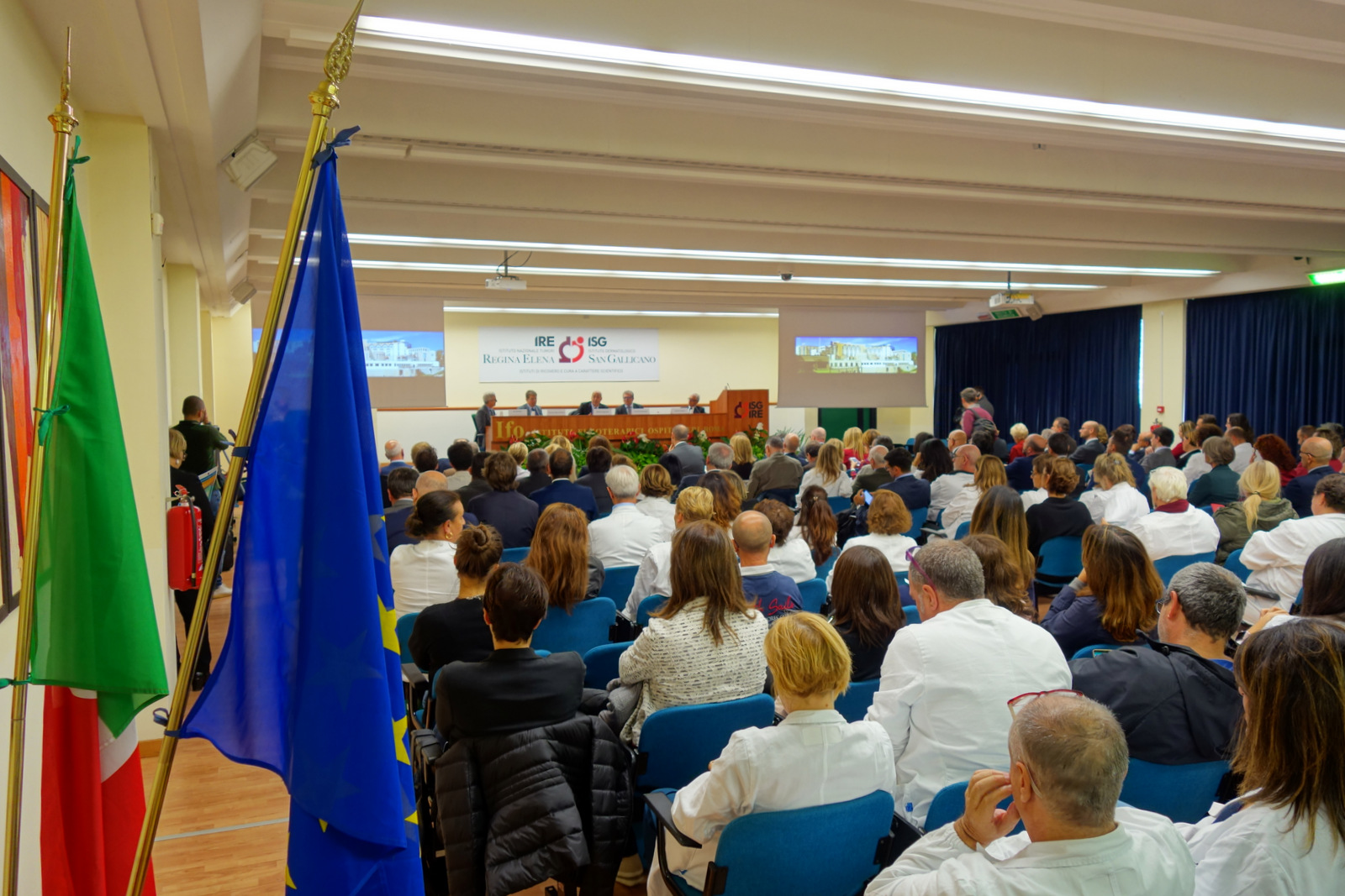 Foto del centro congressi alla presentazione del centro di fase 1 degli IFO