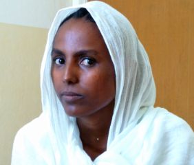 Immagine di una donna che ha subito una mutilazione genitale femminile